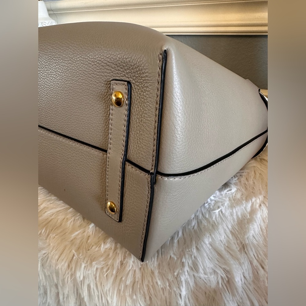 EUC Burberry LARGE grey and white leather buckle belt Tote/satchel
Made in Italy - Picture 4 of 12